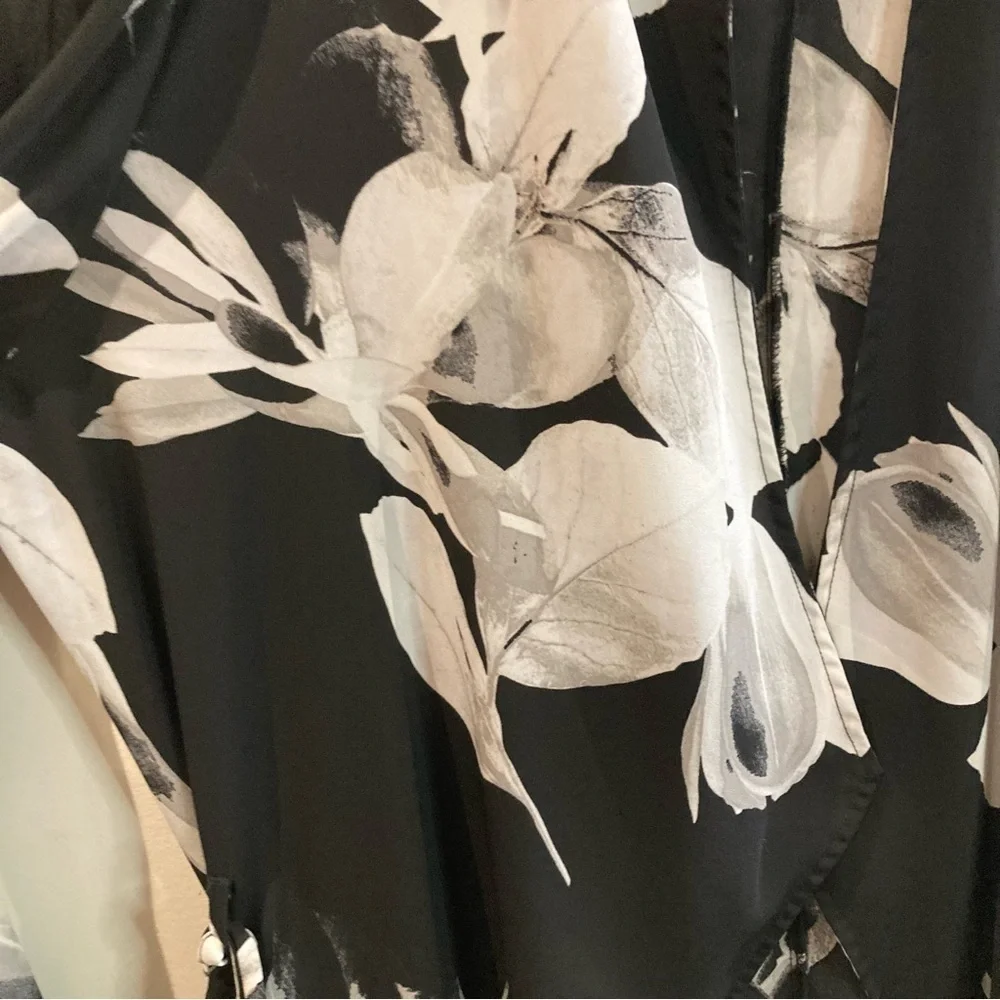 LE CHATEAU Sz L Black White Cascade Belted Unlined Slinky Flowy Overcoat Kimono - Picture 7 of 13